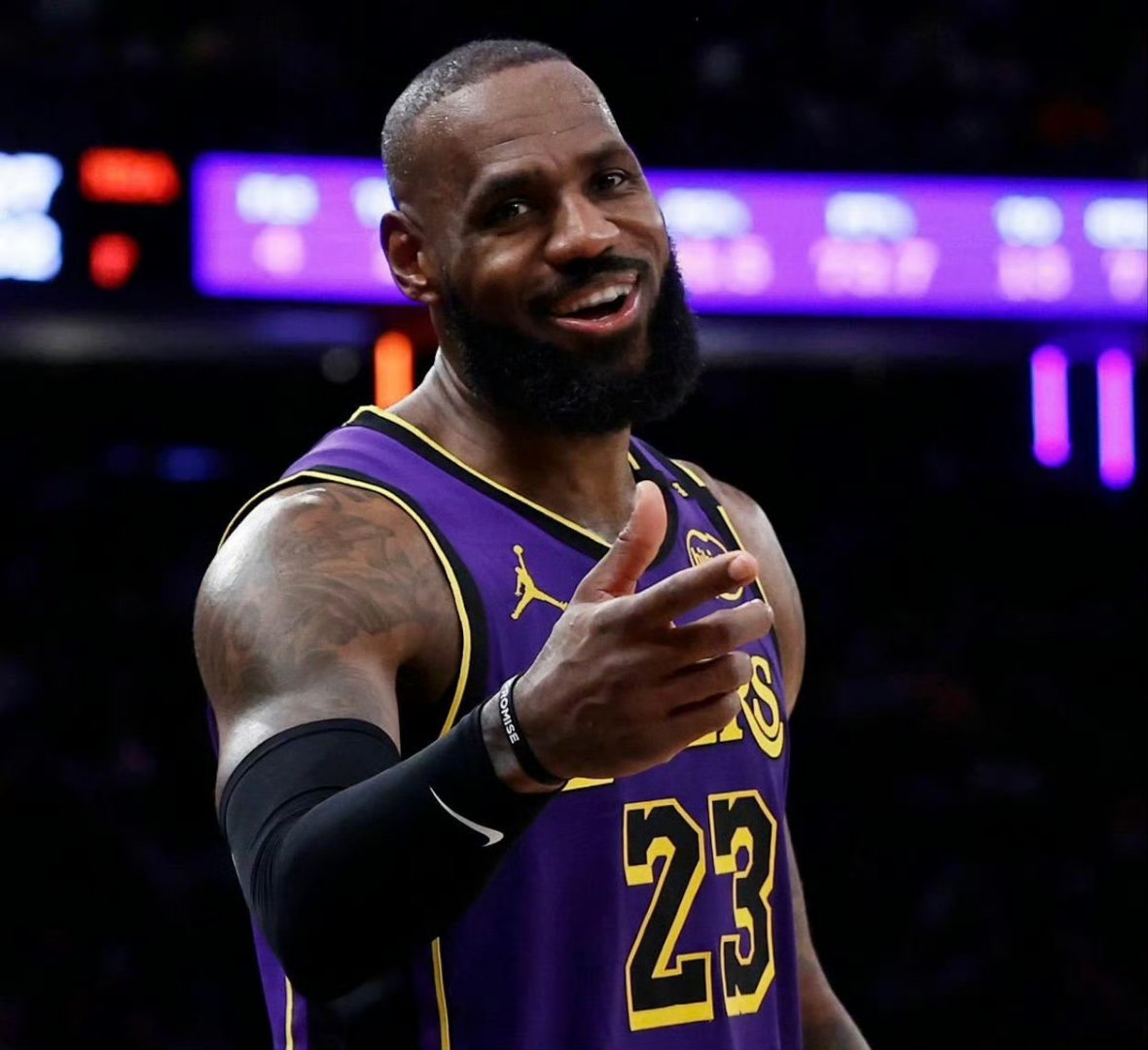 詹姆斯迎来十五赛季高光表现，掘金球迷沸腾！的简单介绍